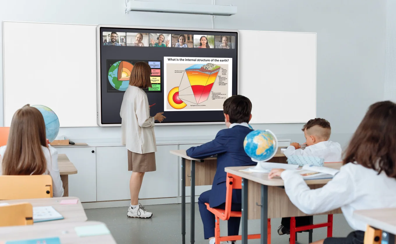 교사와 학생이 실시간으로 함께 판서하는 Classin 온라인 수업 장면