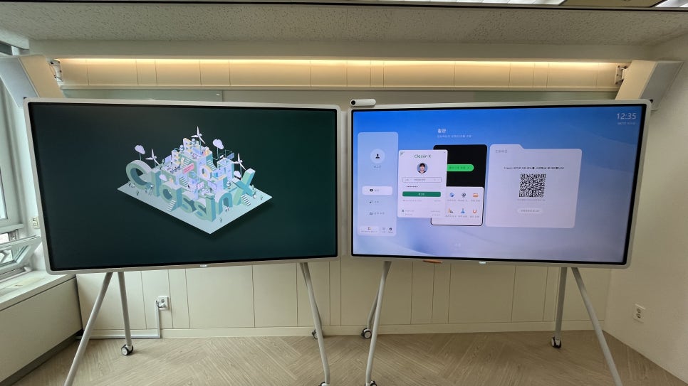 나란히 세워 둔 Classin Board 두 대