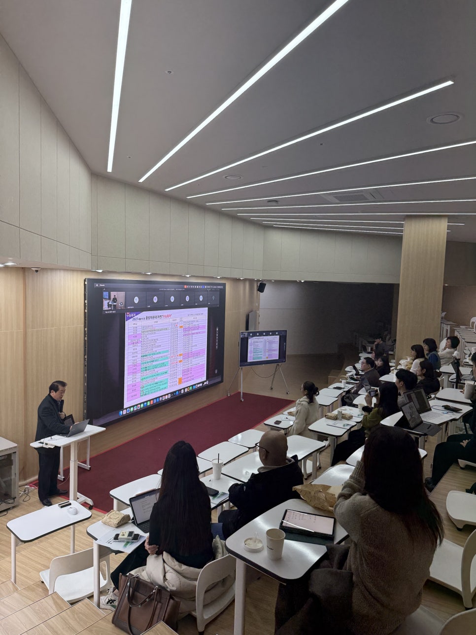 온라인 참가자 화면과 함께 진행하는 대형 강의실 수업