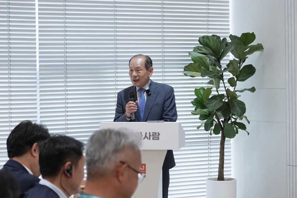 WP 과사람 연단에서 축사를 전하는 연사