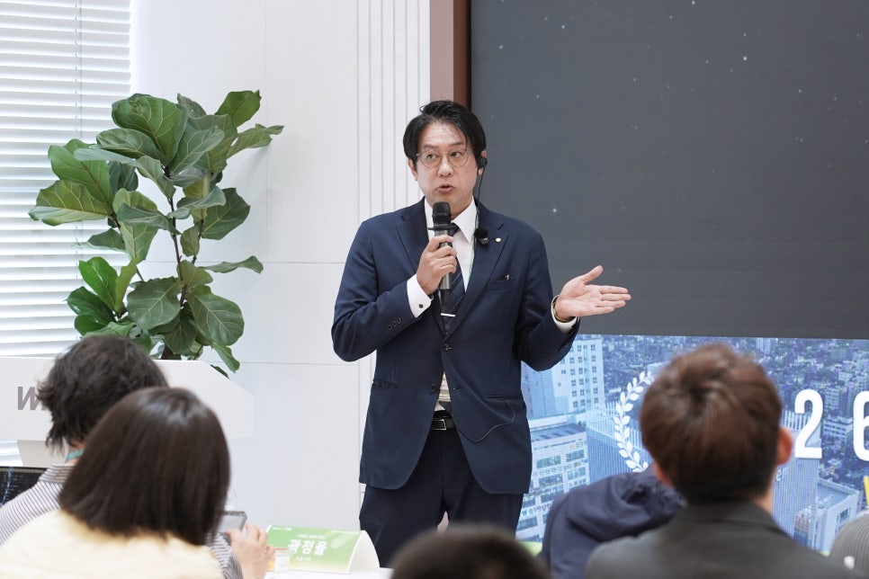 마이크를 들고 발표 내용을 설명하는 연사